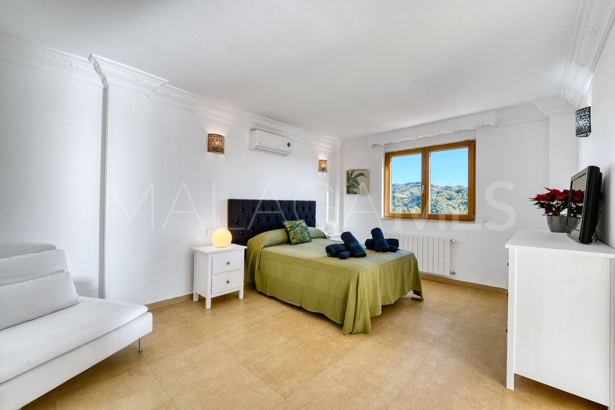 Villa for sale in Elviria