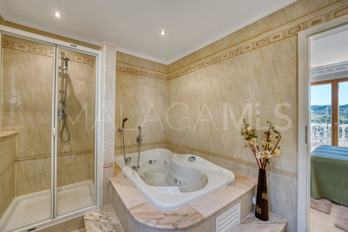 Villa for sale in Elviria