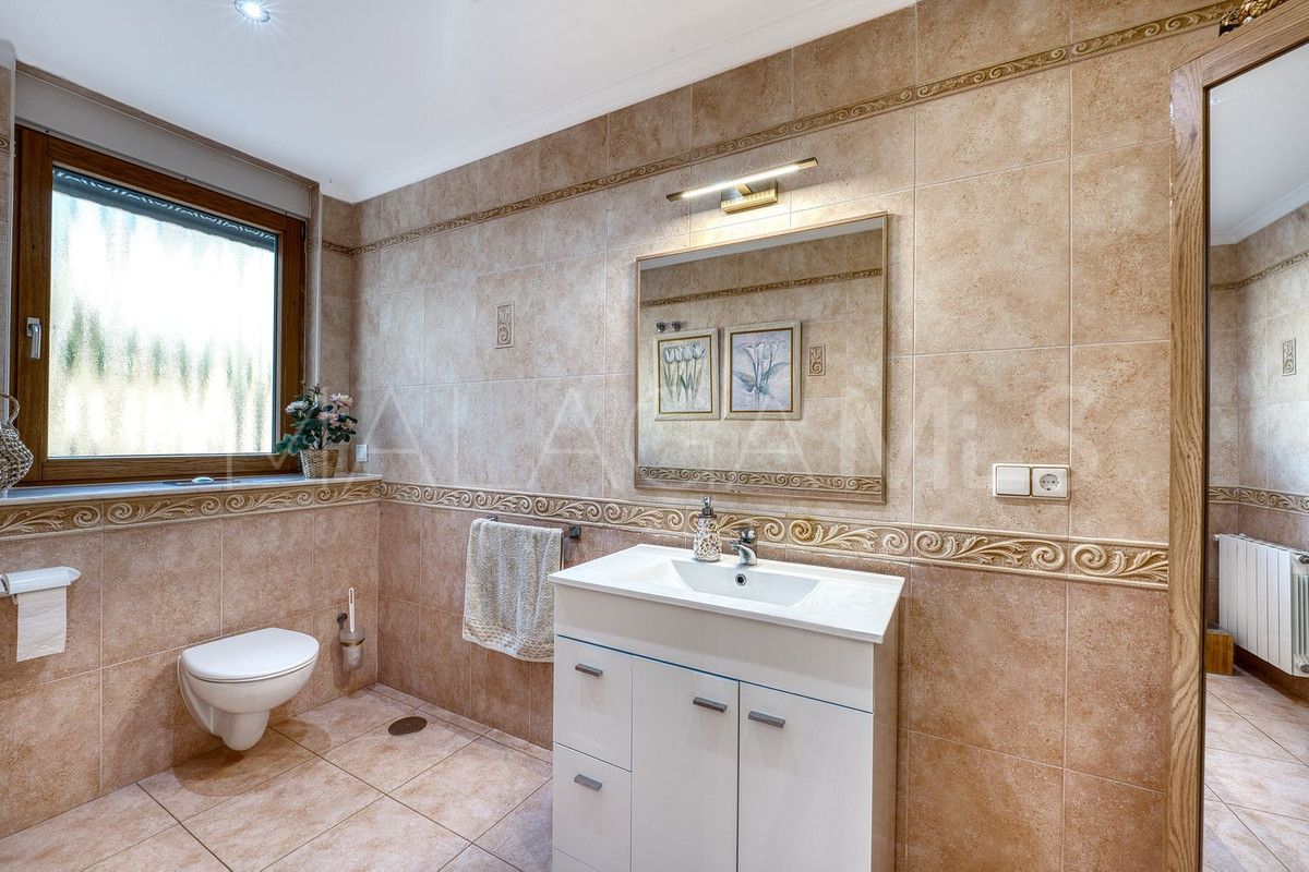 Villa for sale in Elviria