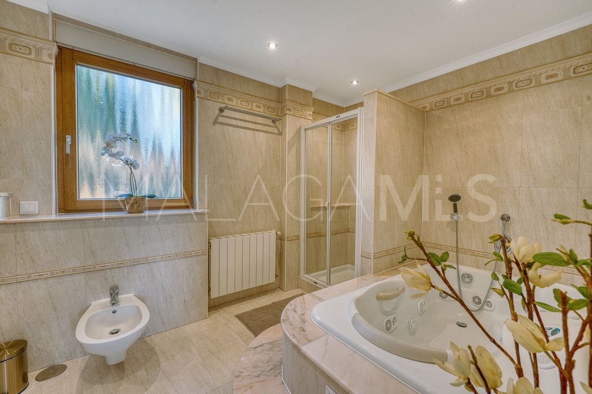 Villa for sale in Elviria