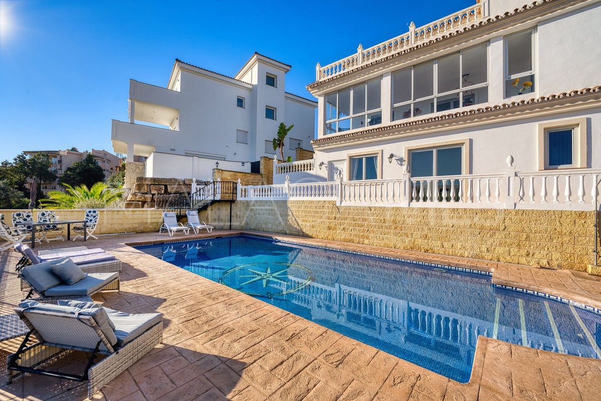 Villa for sale in Elviria