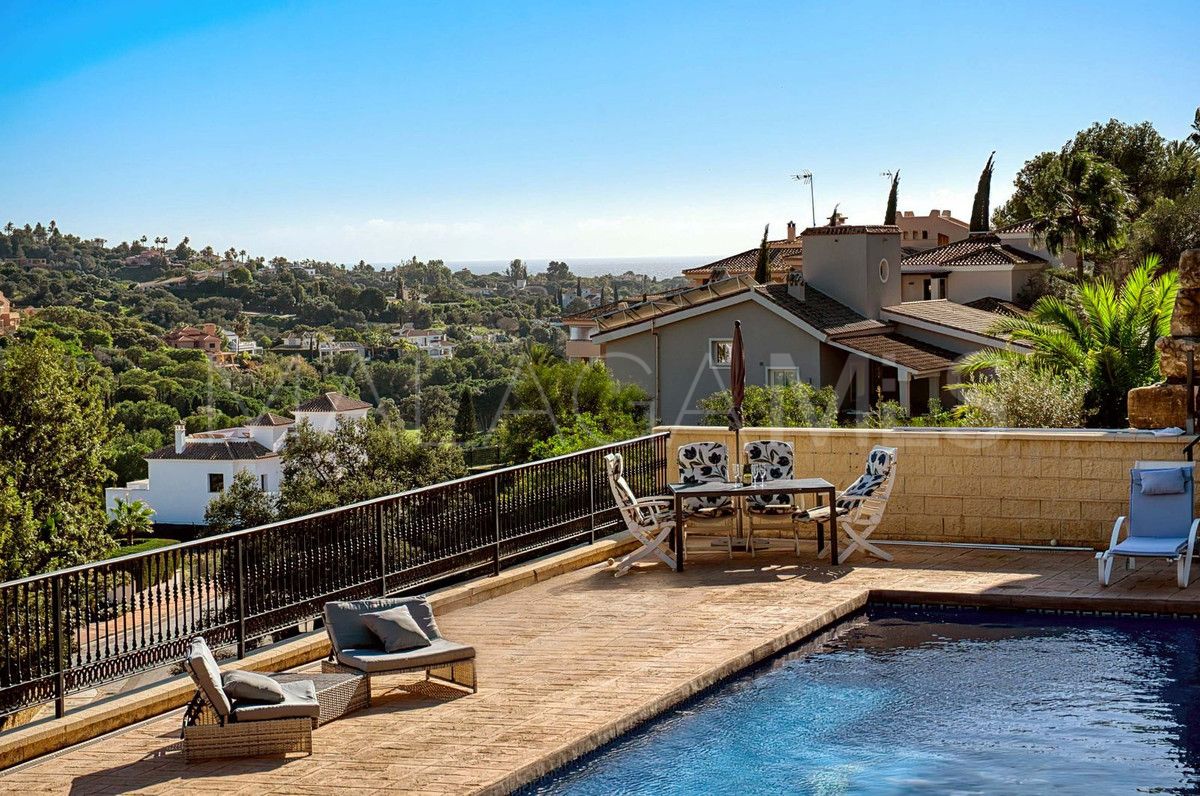 Villa for sale in Elviria