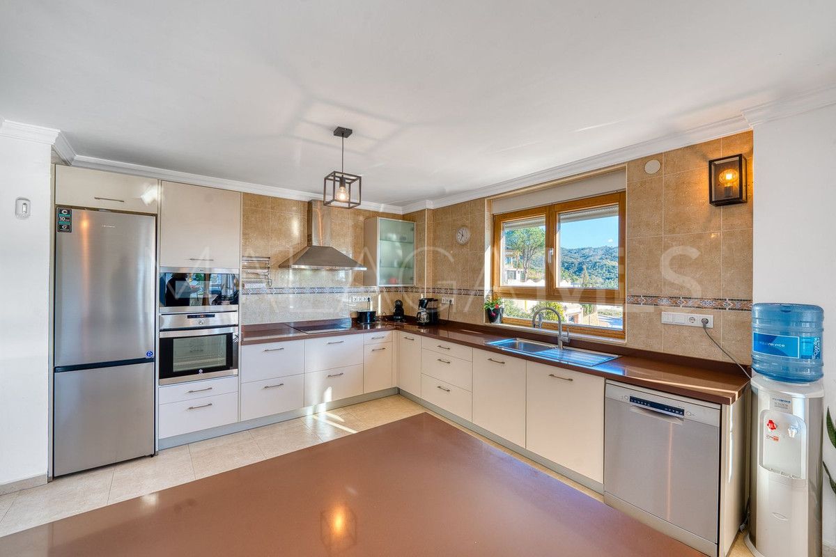 Villa for sale in Elviria