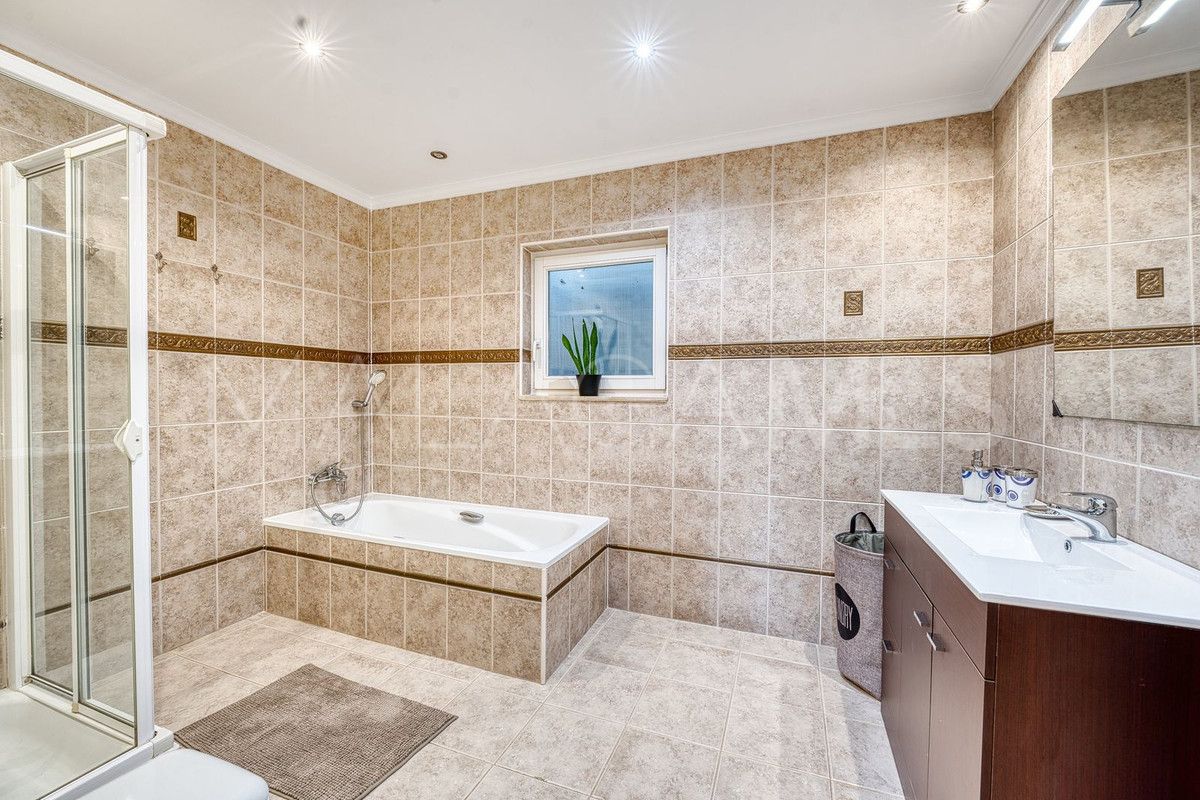 Villa for sale in Elviria