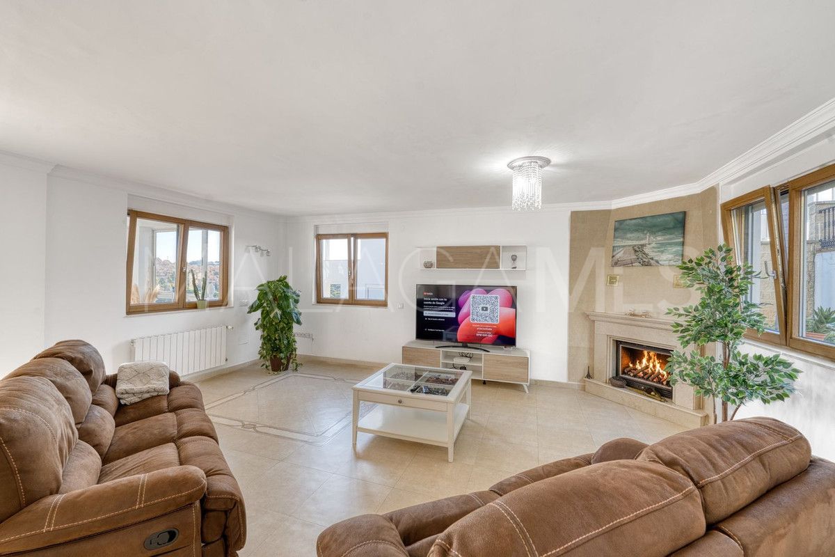 Villa for sale in Elviria