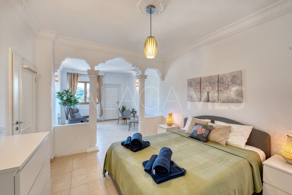 Villa for sale in Elviria