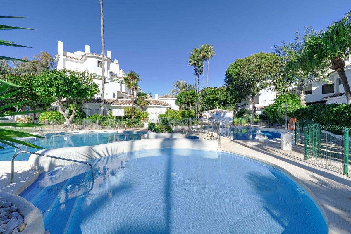 Apartamento planta baja for sale with 3 bedrooms in Elviria