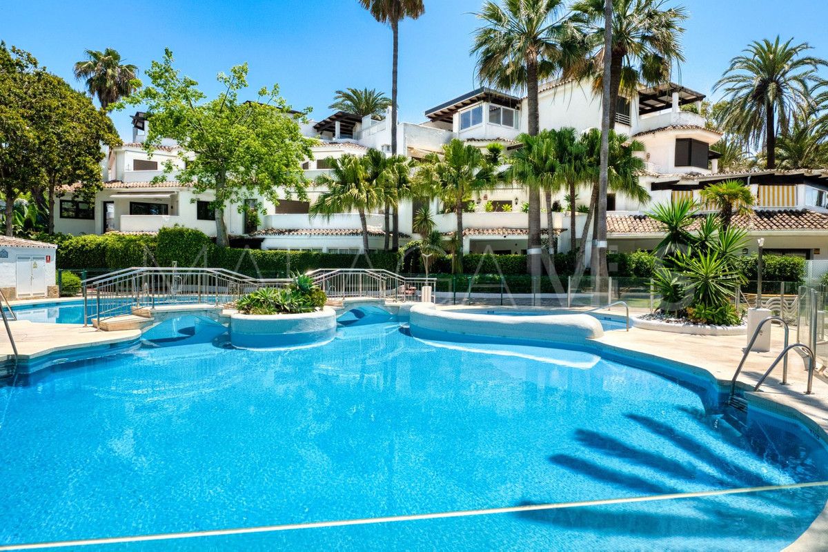 Apartamento planta baja for sale with 3 bedrooms in Elviria