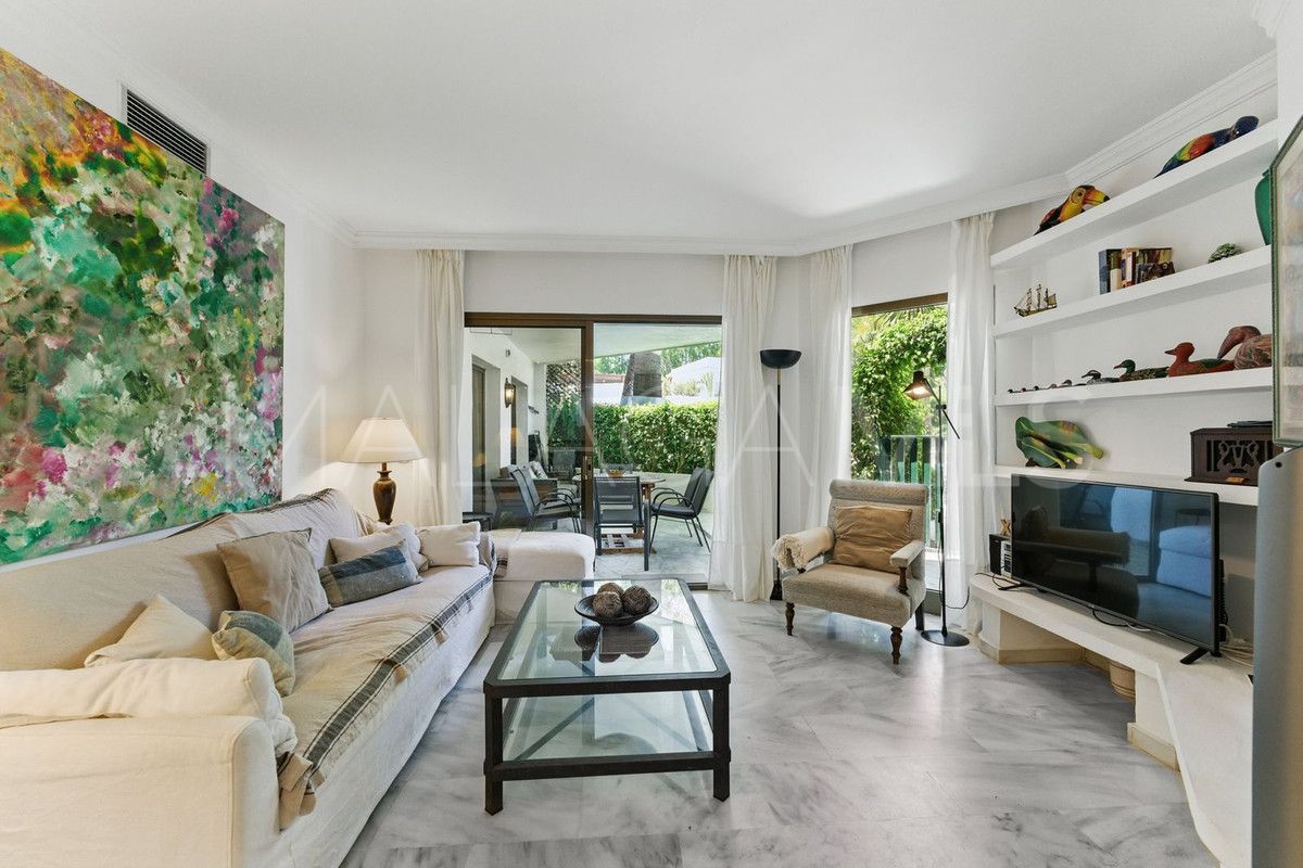Apartamento planta baja for sale with 3 bedrooms in Elviria