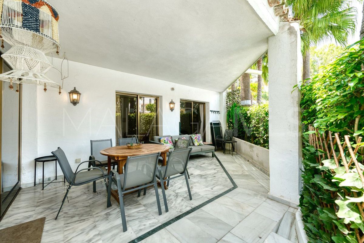 Apartamento planta baja for sale with 3 bedrooms in Elviria