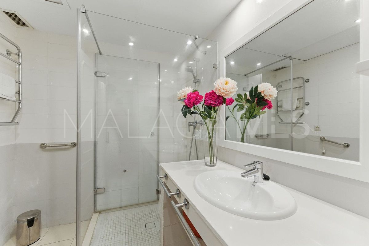 Apartamento planta baja for sale with 3 bedrooms in Elviria