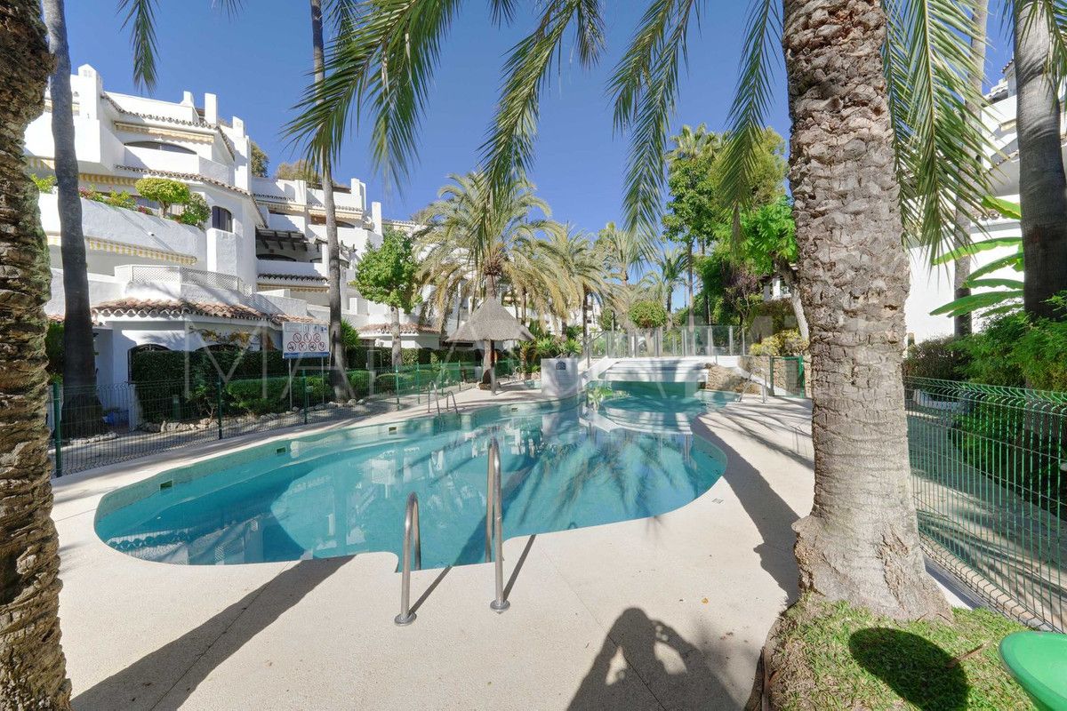 Apartamento planta baja for sale with 3 bedrooms in Elviria