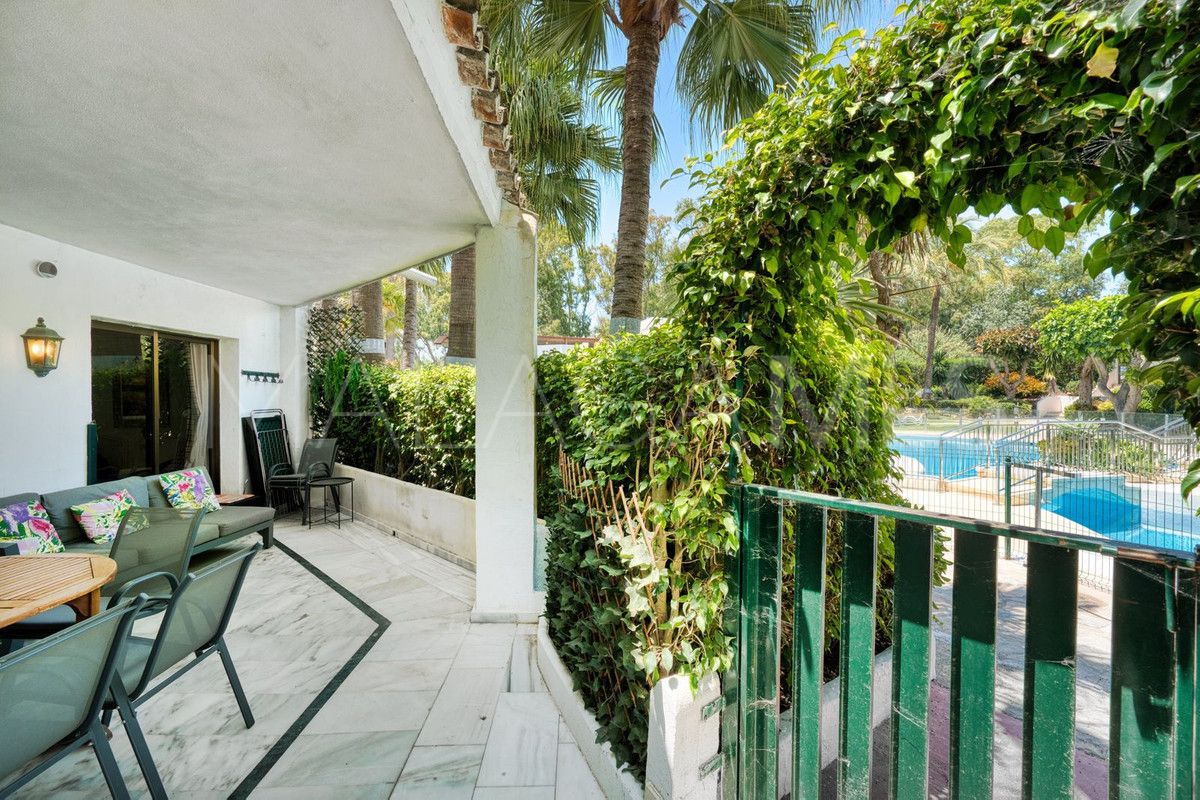 Apartamento planta baja for sale with 3 bedrooms in Elviria