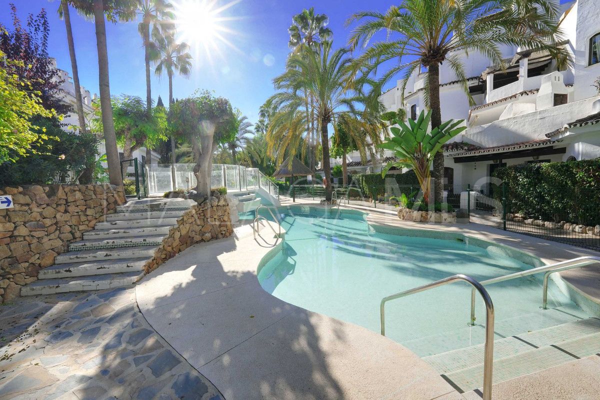 Apartamento planta baja for sale with 3 bedrooms in Elviria
