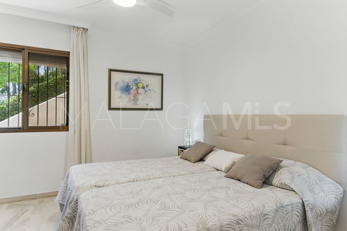 Apartamento planta baja for sale with 3 bedrooms in Elviria