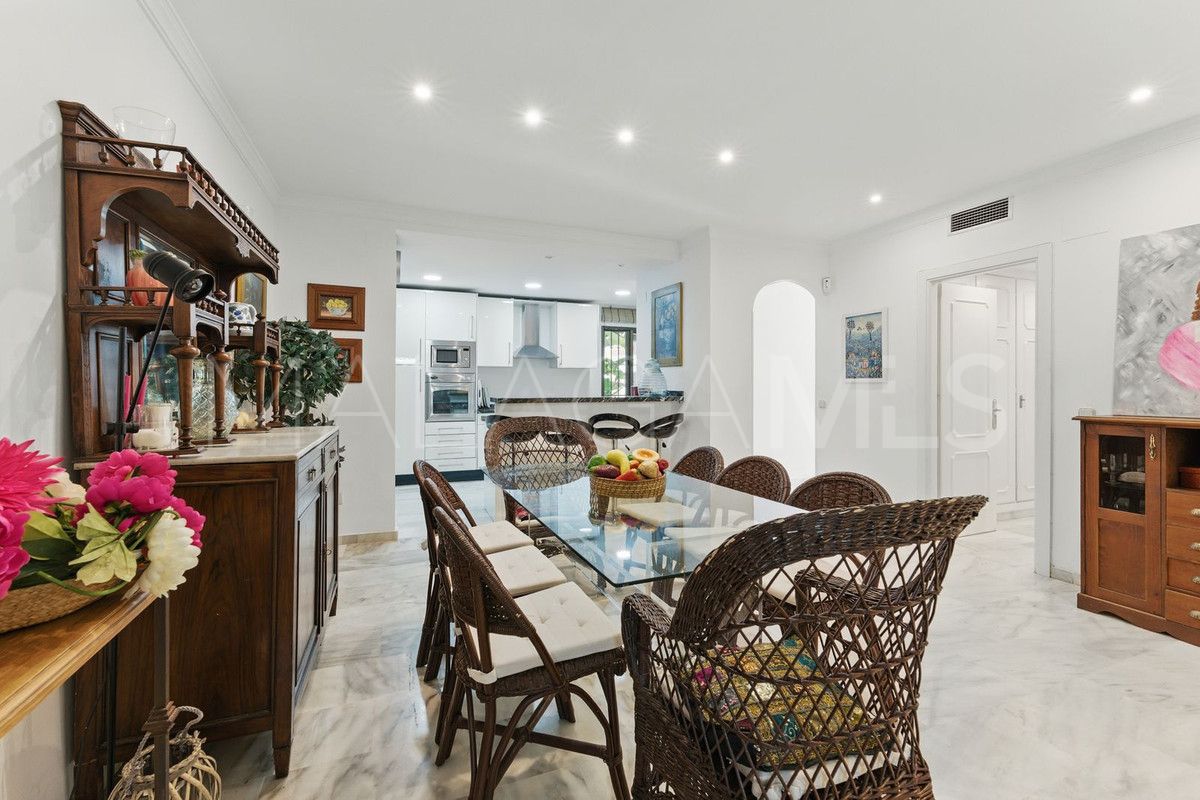 Apartamento planta baja for sale with 3 bedrooms in Elviria