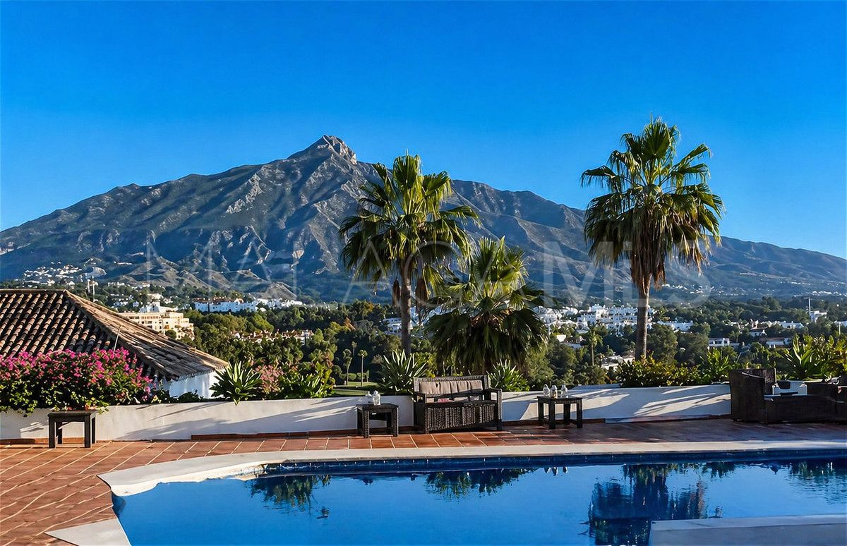 Villa for sale in Nueva Andalucia