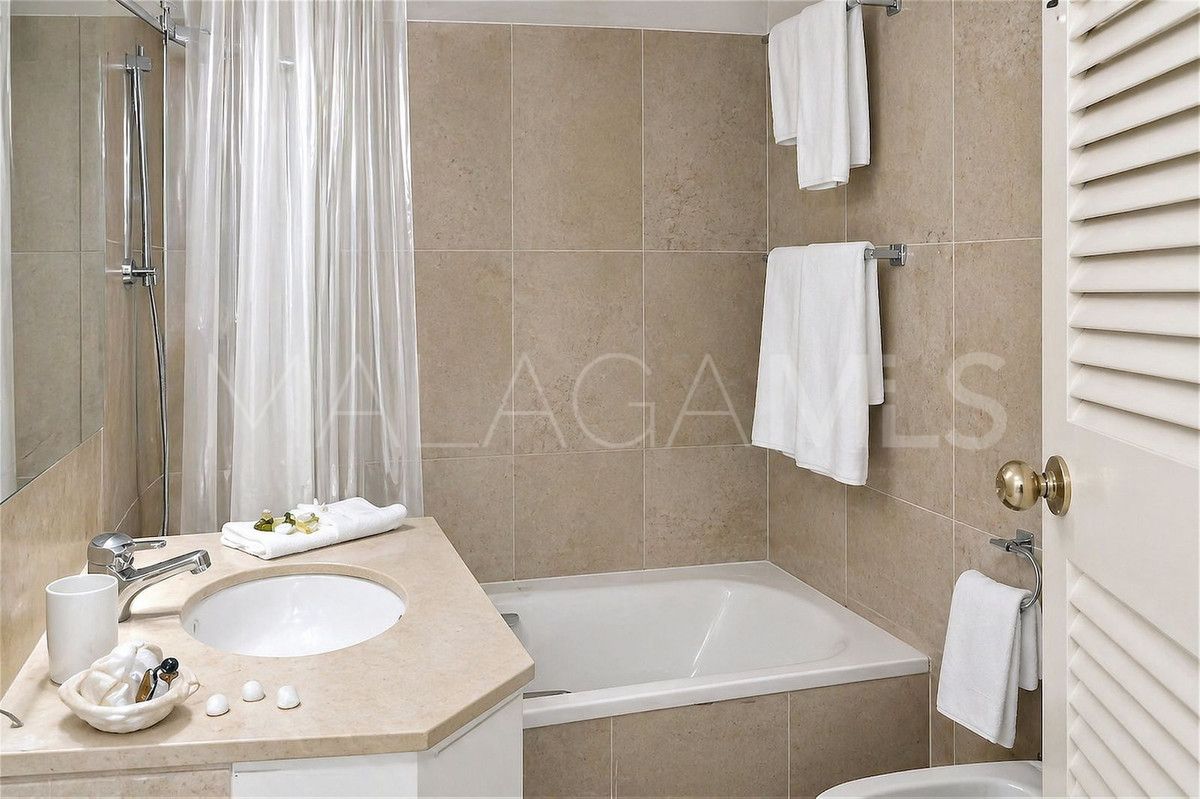 Villa for sale in Nueva Andalucia