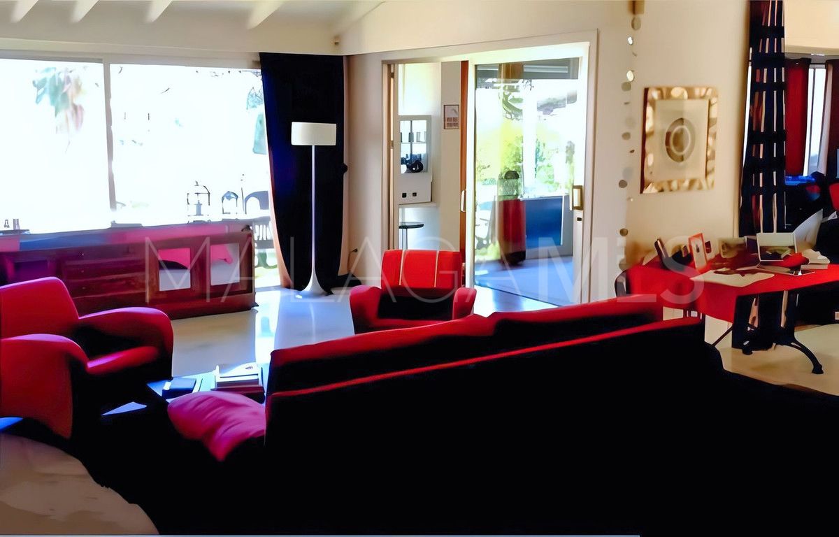 Villa for sale in Nueva Andalucia