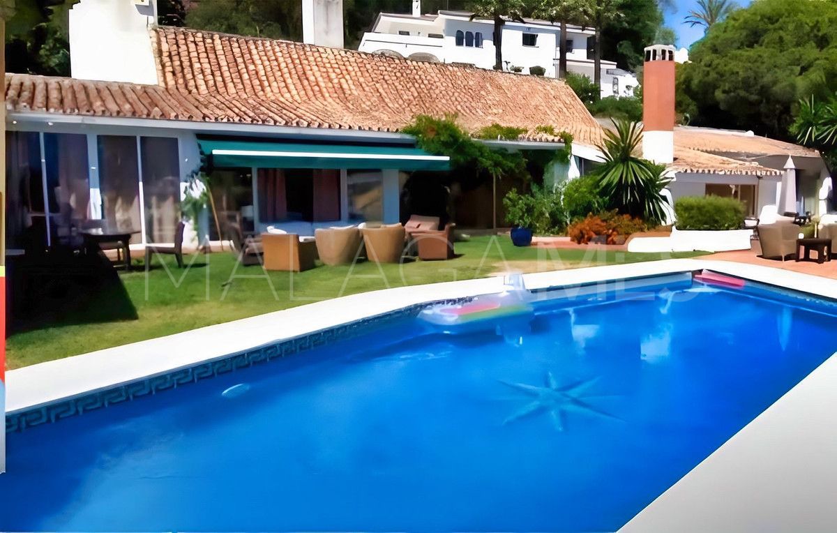 Villa for sale in Nueva Andalucia