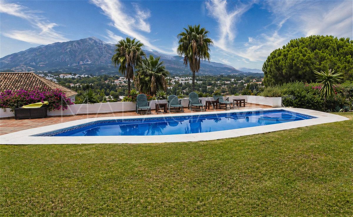 Villa for sale in Nueva Andalucia