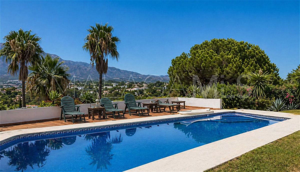 Villa for sale in Nueva Andalucia
