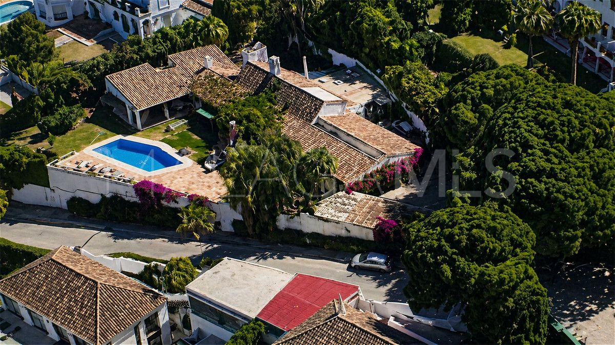 Villa for sale in Nueva Andalucia