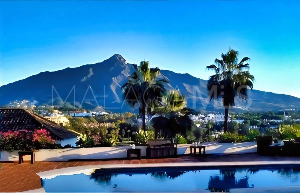 Villa for sale in Nueva Andalucia