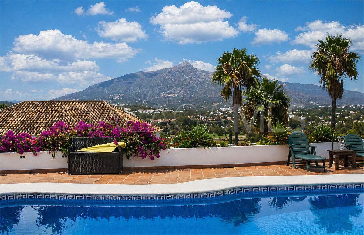 Villa for sale in Nueva Andalucia