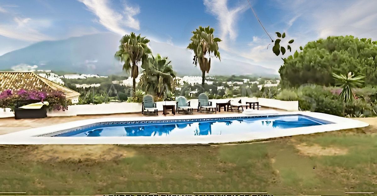 Villa for sale in Nueva Andalucia