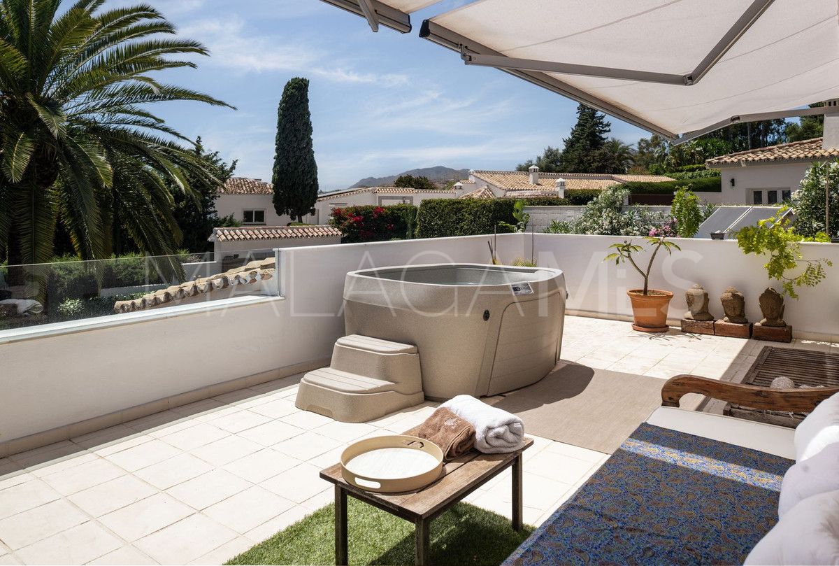 Buy villa de 3 bedrooms in Benahavis