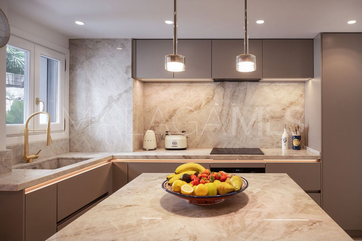 Buy villa de 3 bedrooms in Benahavis