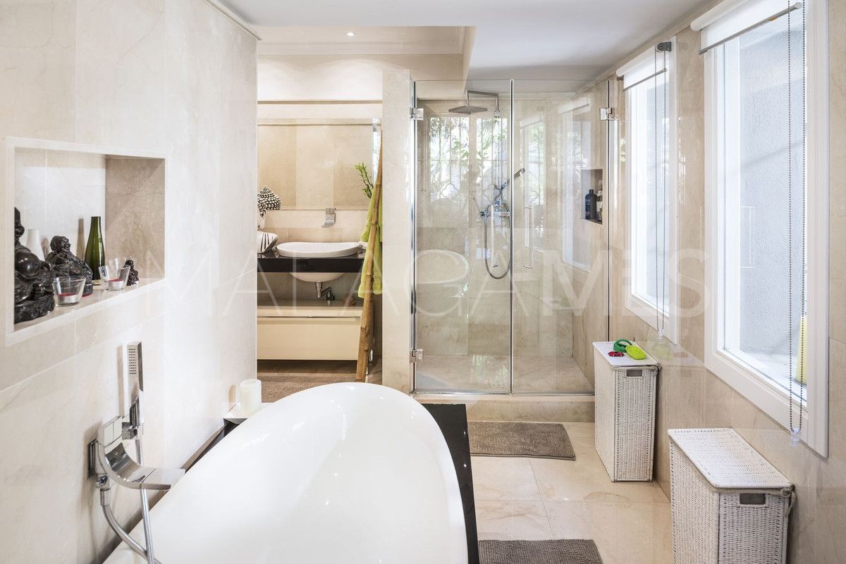 Buy villa de 3 bedrooms in Benahavis
