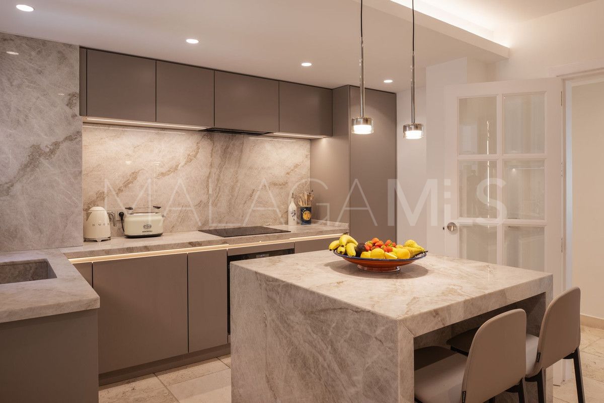 Buy villa de 3 bedrooms in Benahavis