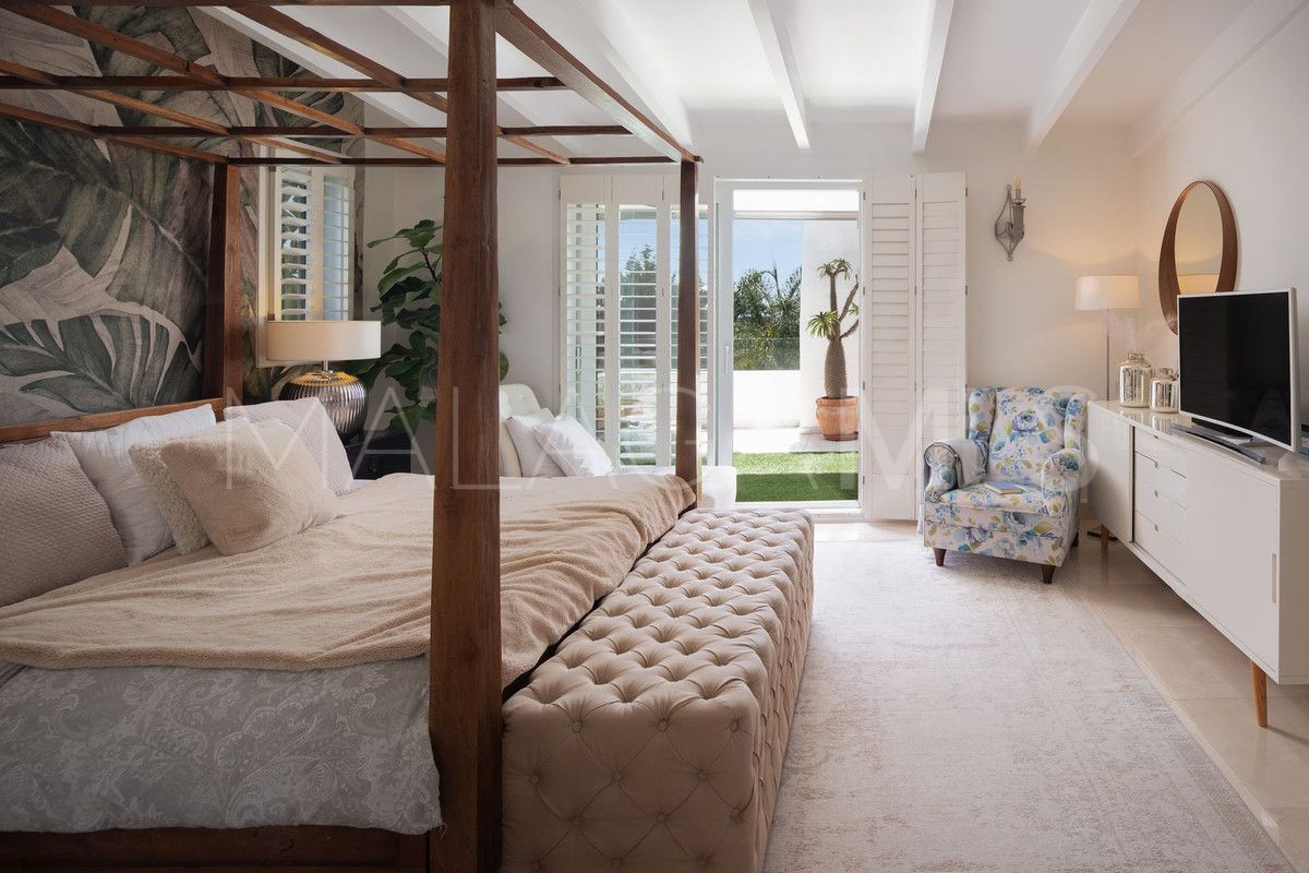 Buy villa de 3 bedrooms in Benahavis