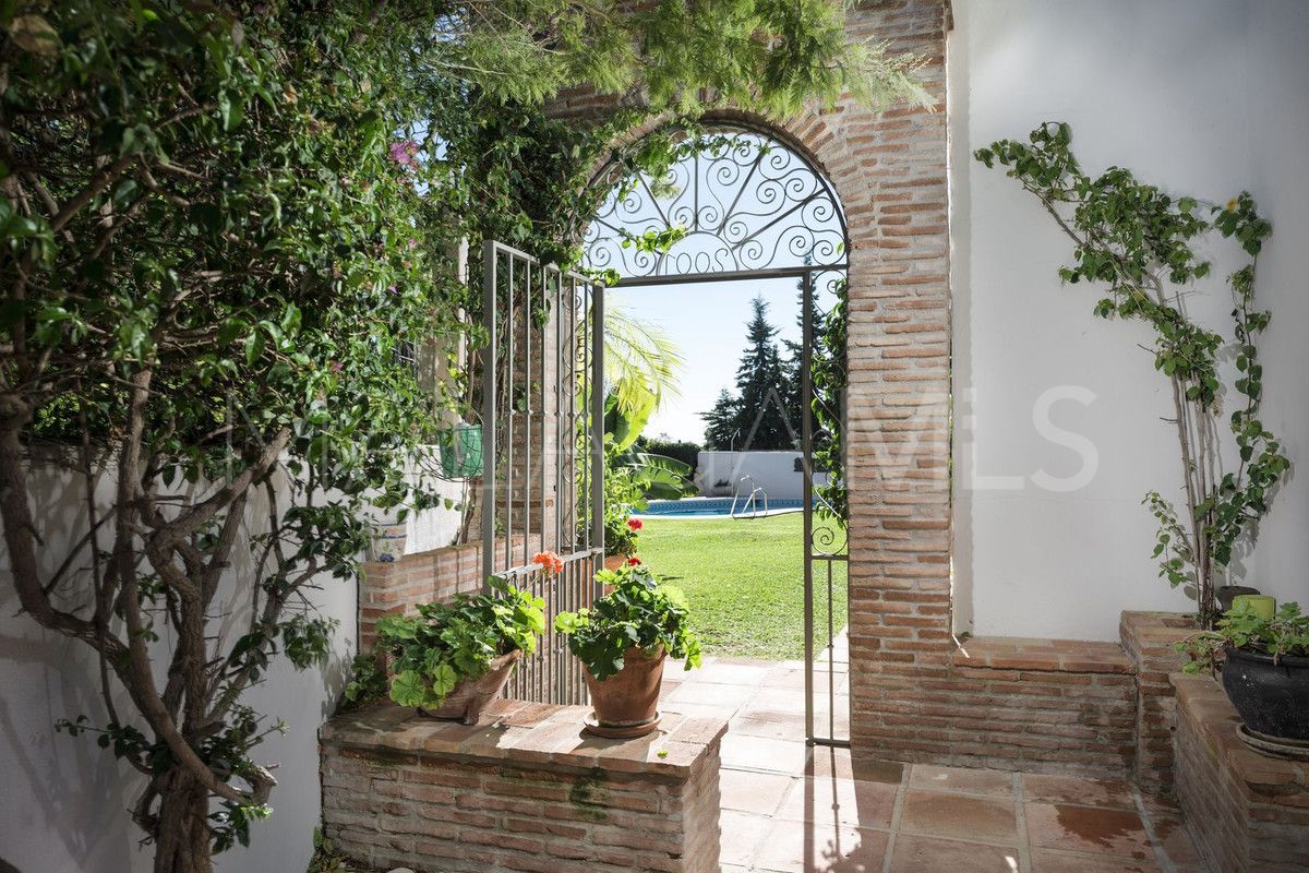 Buy villa de 3 bedrooms in Benahavis