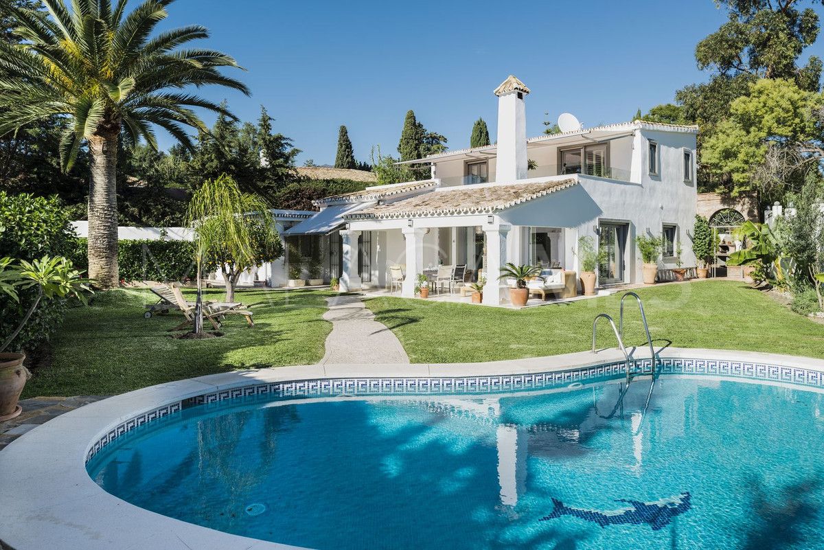 Buy villa de 3 bedrooms in Benahavis