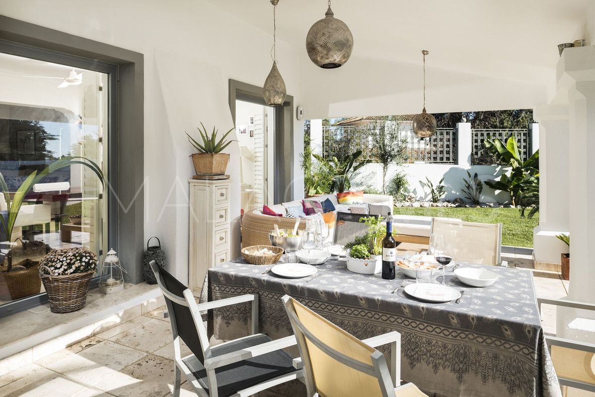 Buy villa de 3 bedrooms in Benahavis