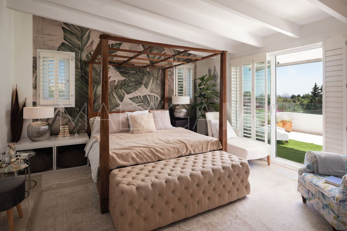 Buy villa de 3 bedrooms in Benahavis