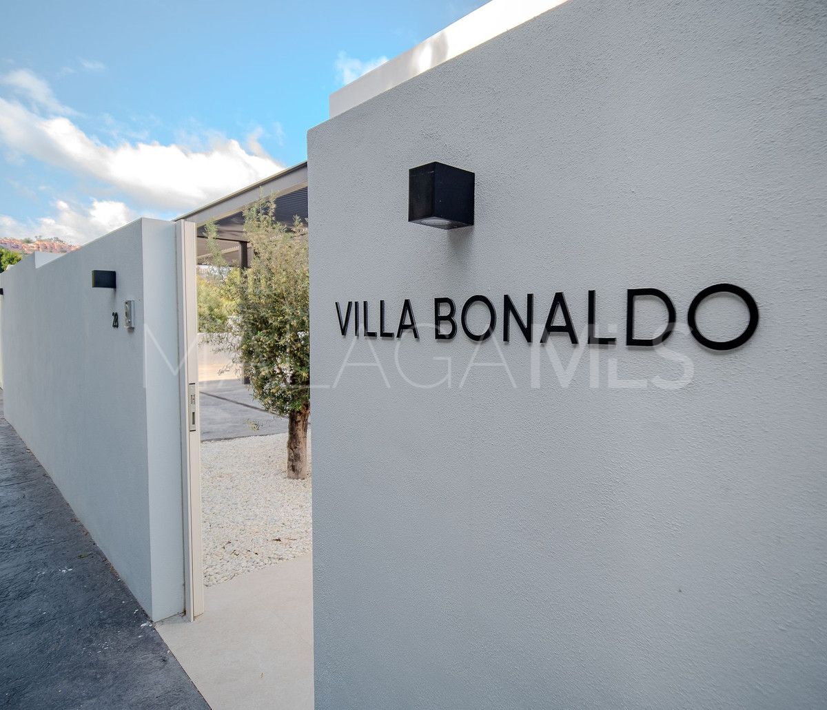 For sale La Quinta villa with 5 bedrooms