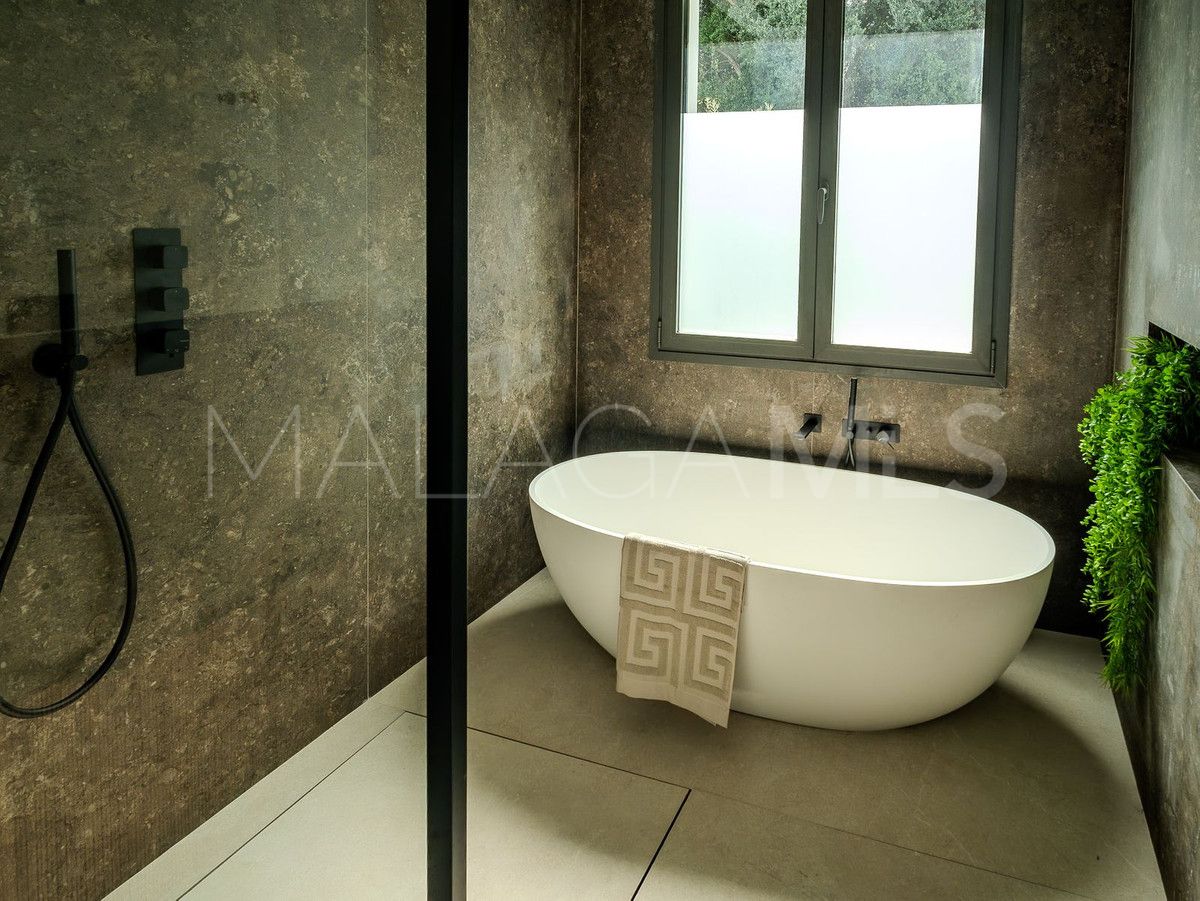 For sale La Quinta villa with 5 bedrooms