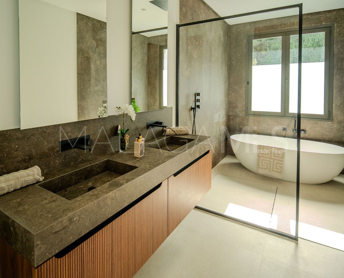 For sale La Quinta villa with 5 bedrooms