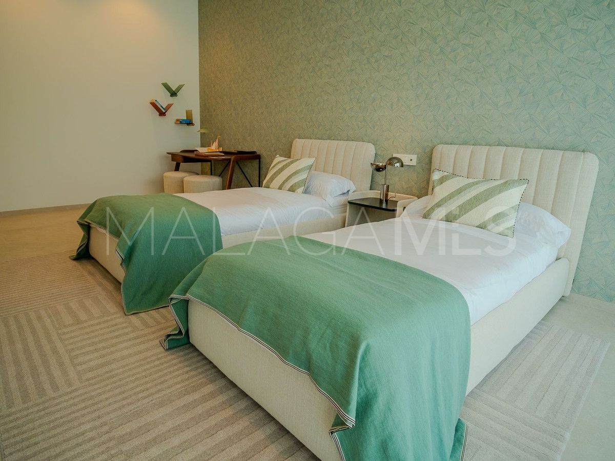For sale La Quinta villa with 5 bedrooms