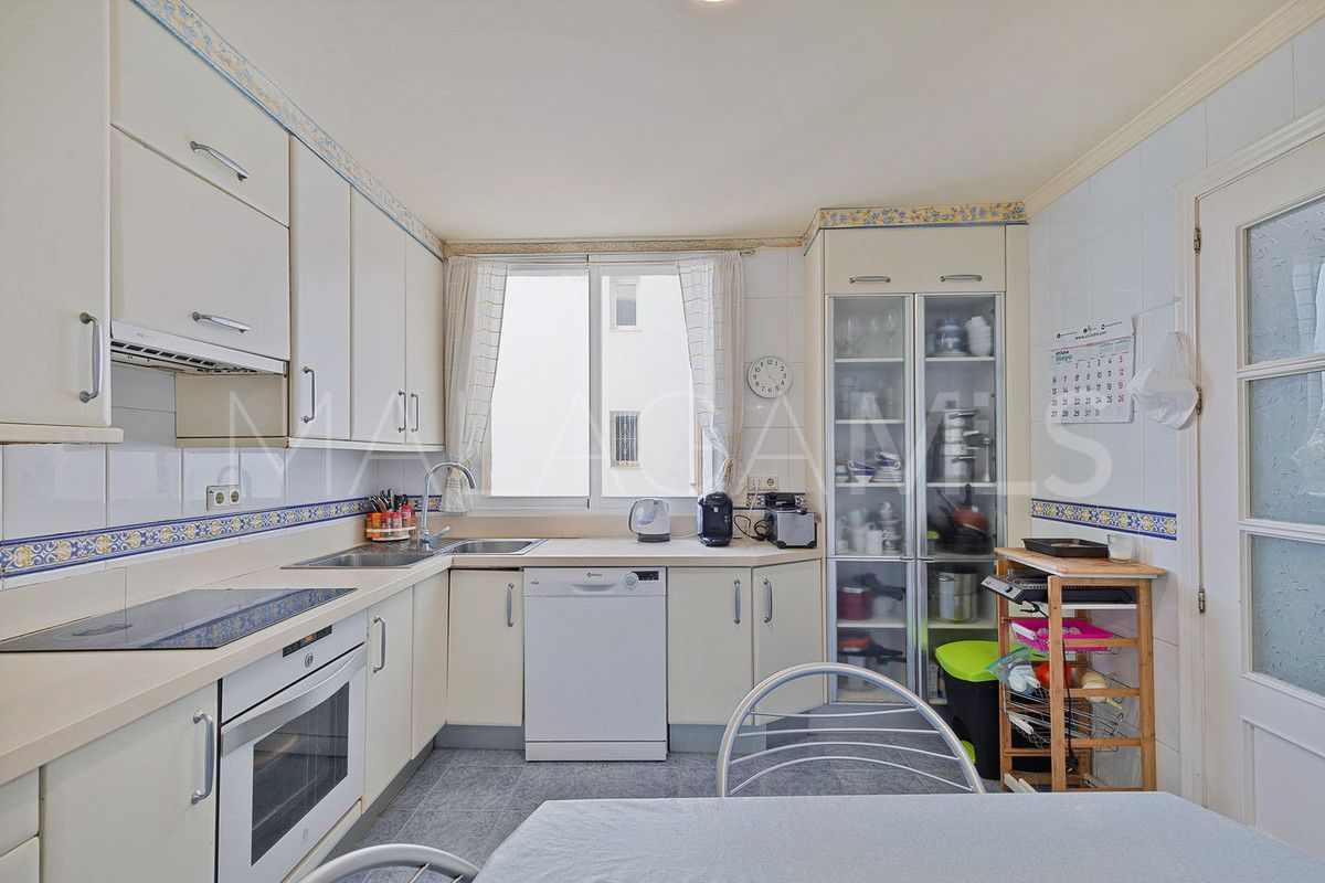 Buy apartment with 3 bedrooms in Guadalmina Alta