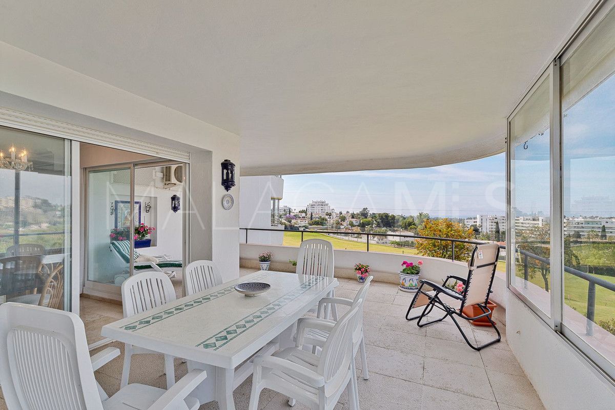 Buy apartment with 3 bedrooms in Guadalmina Alta