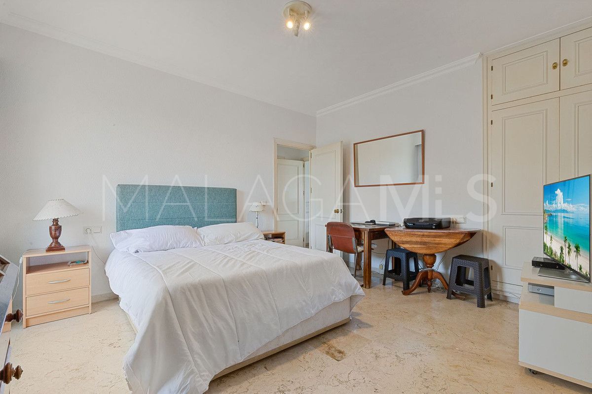 Buy apartment with 3 bedrooms in Guadalmina Alta