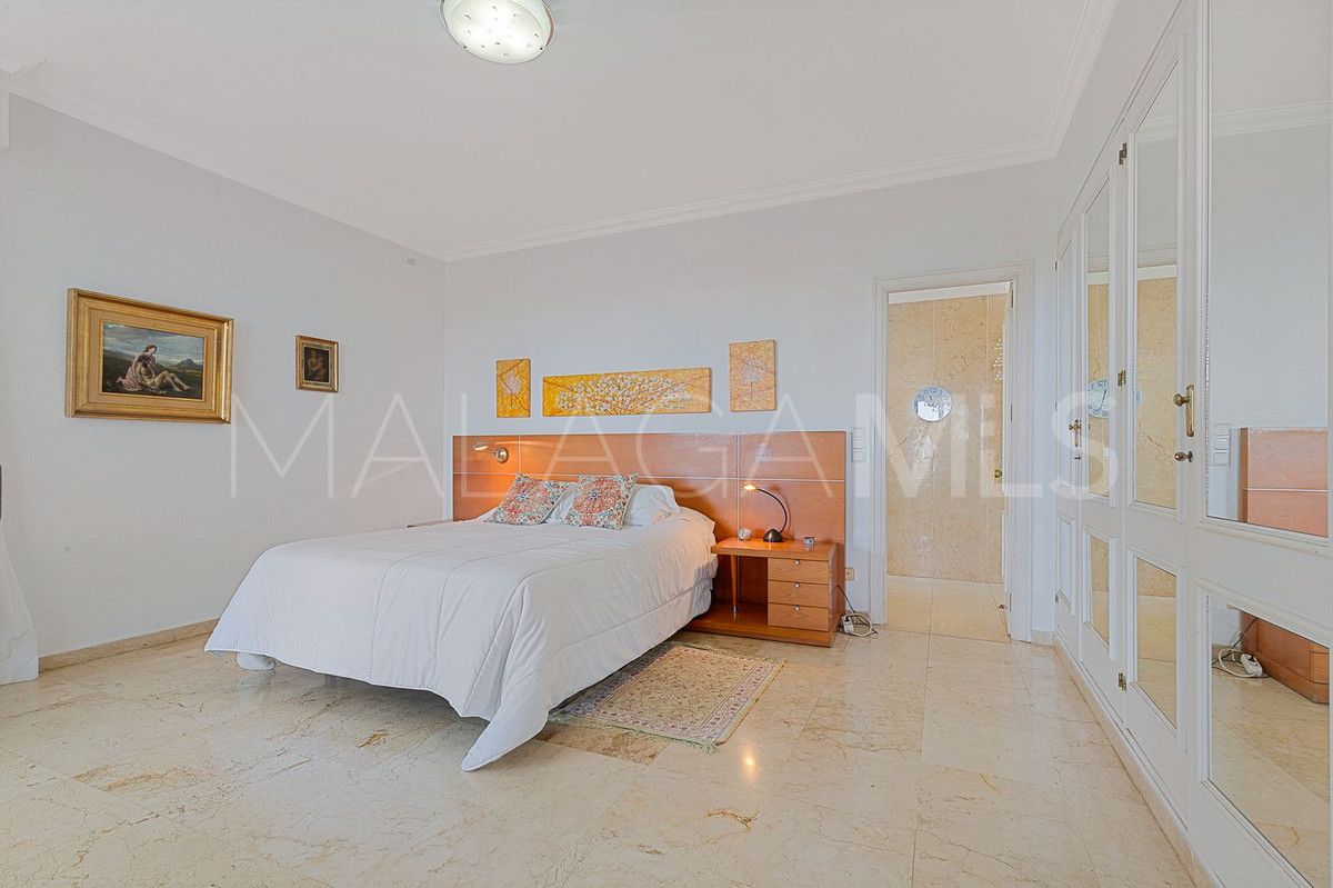 Buy apartment with 3 bedrooms in Guadalmina Alta