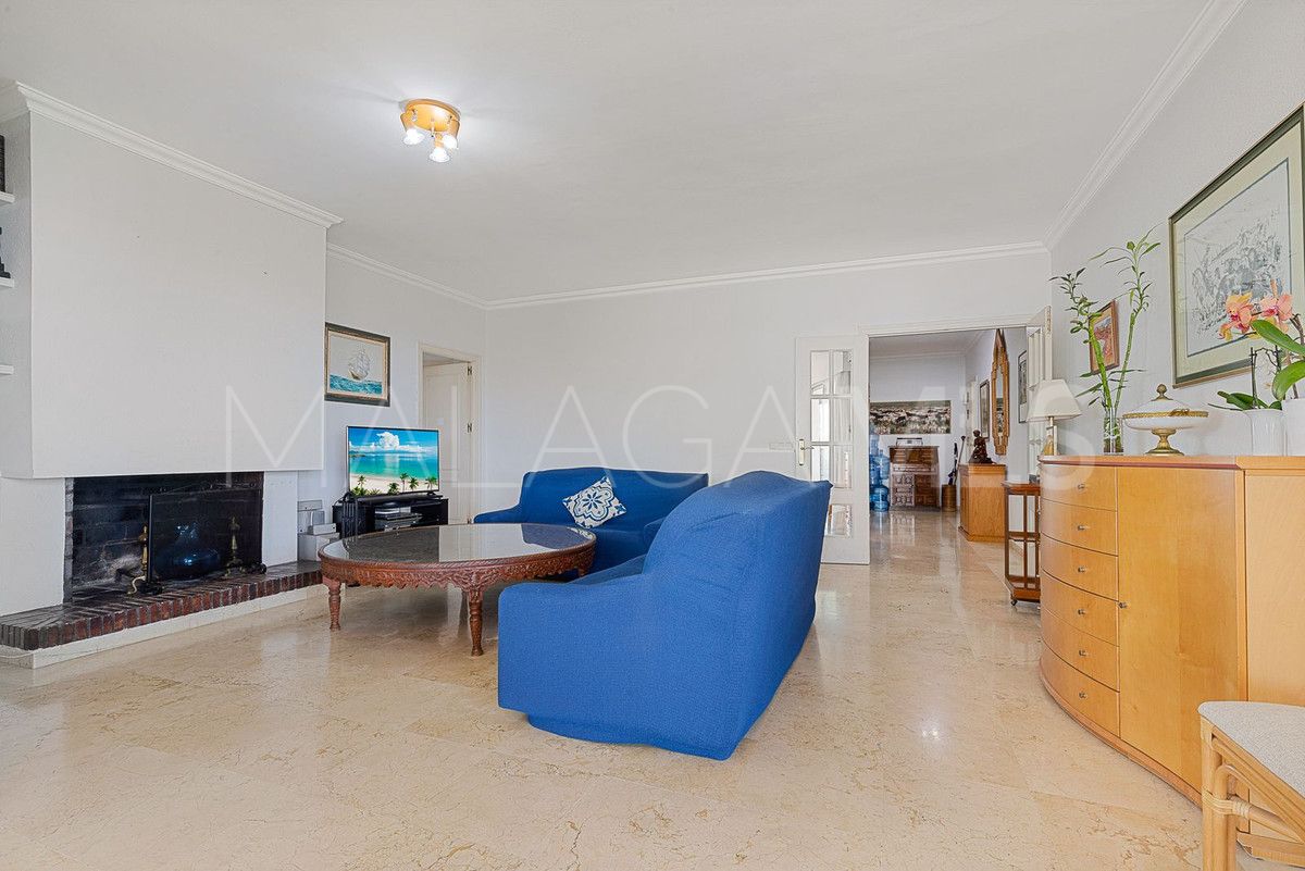 Buy apartment with 3 bedrooms in Guadalmina Alta