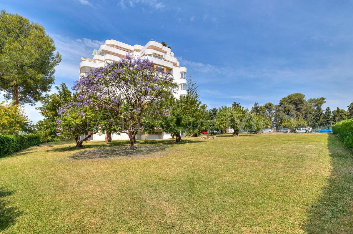 Buy apartment with 3 bedrooms in Guadalmina Alta