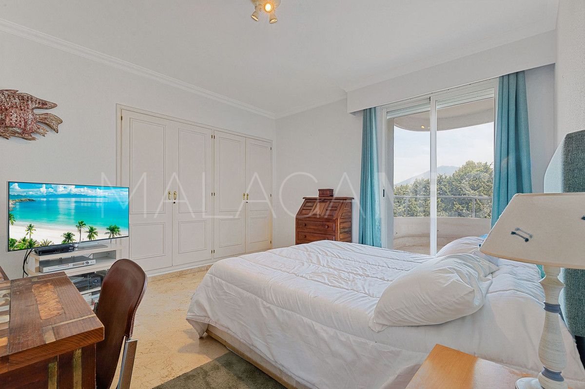 Buy apartment with 3 bedrooms in Guadalmina Alta